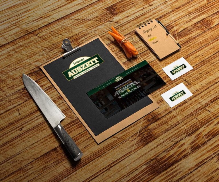 verschiedene Medien im Design von AUSZEIT mit der Webseite im Mittelpunkt